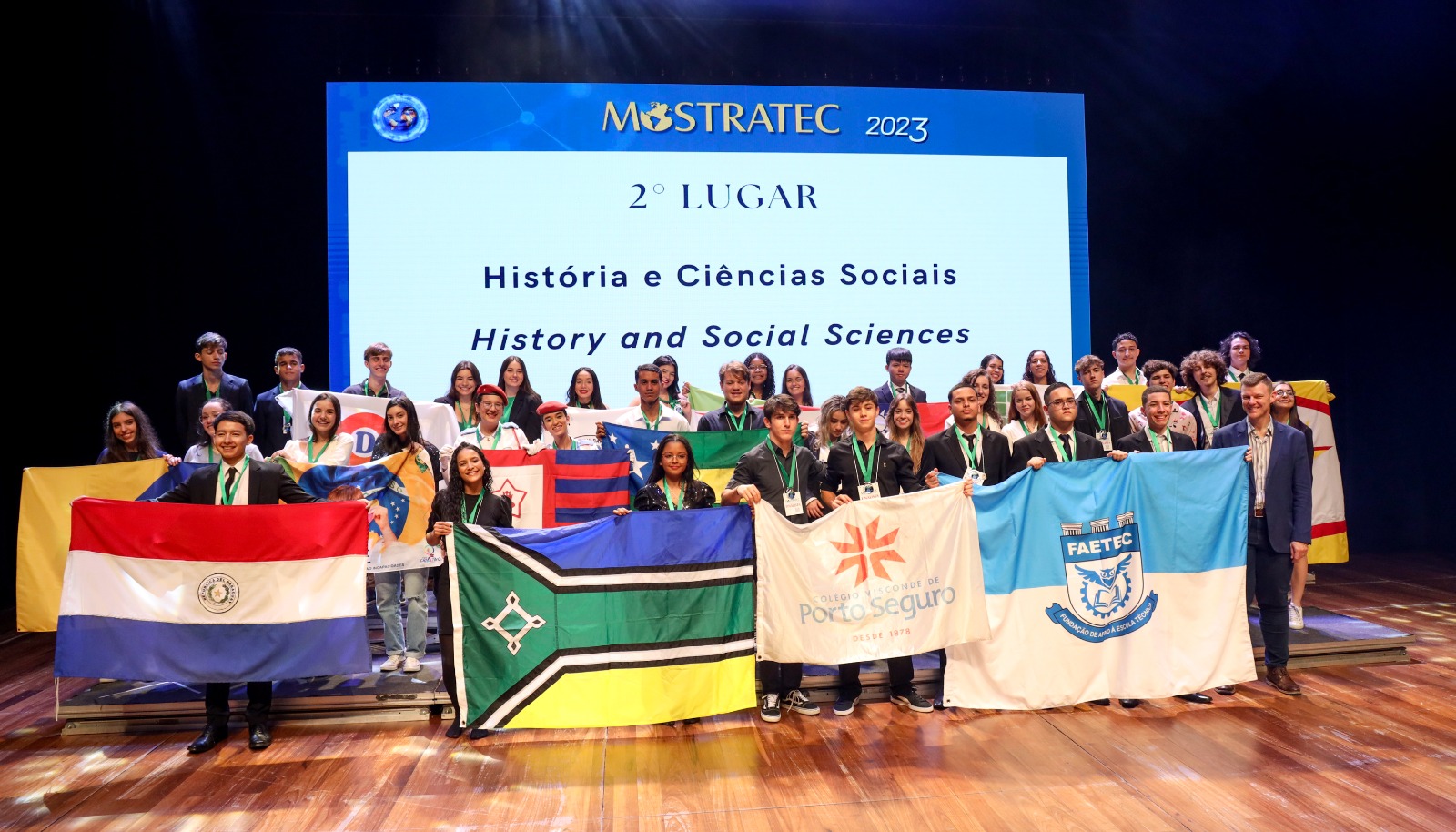 Criado por alunos da Faetec, óculos para controlar cadeira de rodas por meio do piscar de olhos é premiado