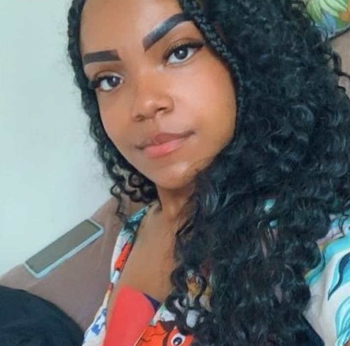 Jovem que jogou água e óleo quente em adolescente se apresenta na delegacia - Super Rádio Tupi