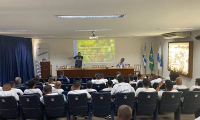 Participantes de curso para calceteiros aprendem técnicas de conservação das calçadas que contribuem inclusive com turismo do Rio (Foto: Divulgação)