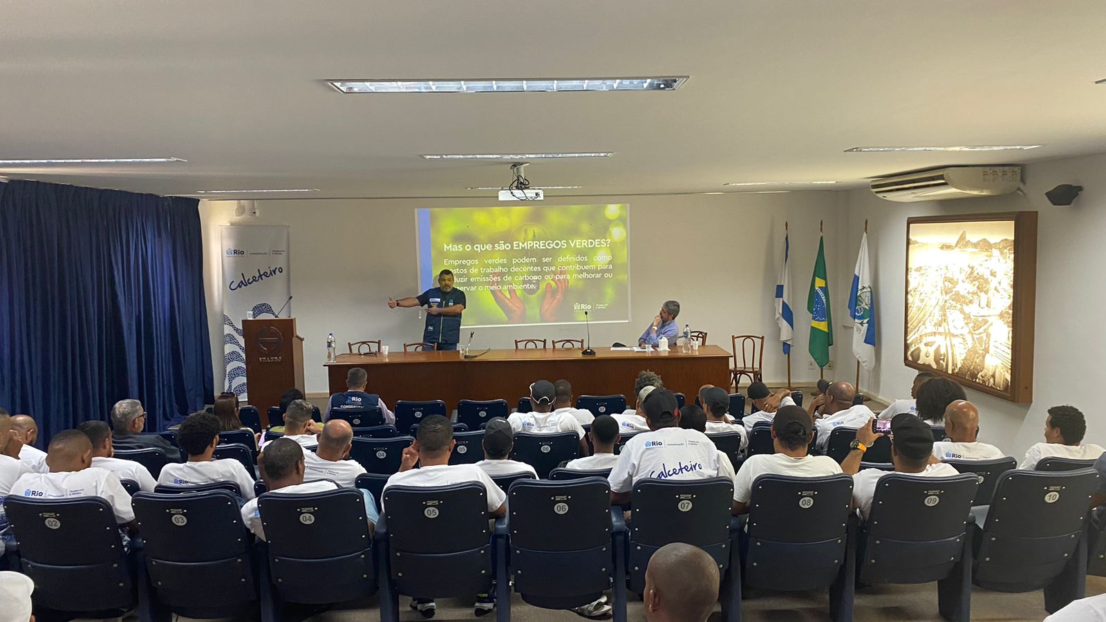 Participantes de curso para calceteiros aprendem técnicas de conservação das calçadas que contribuem inclusive com turismo do Rio (Foto: Divulgação)