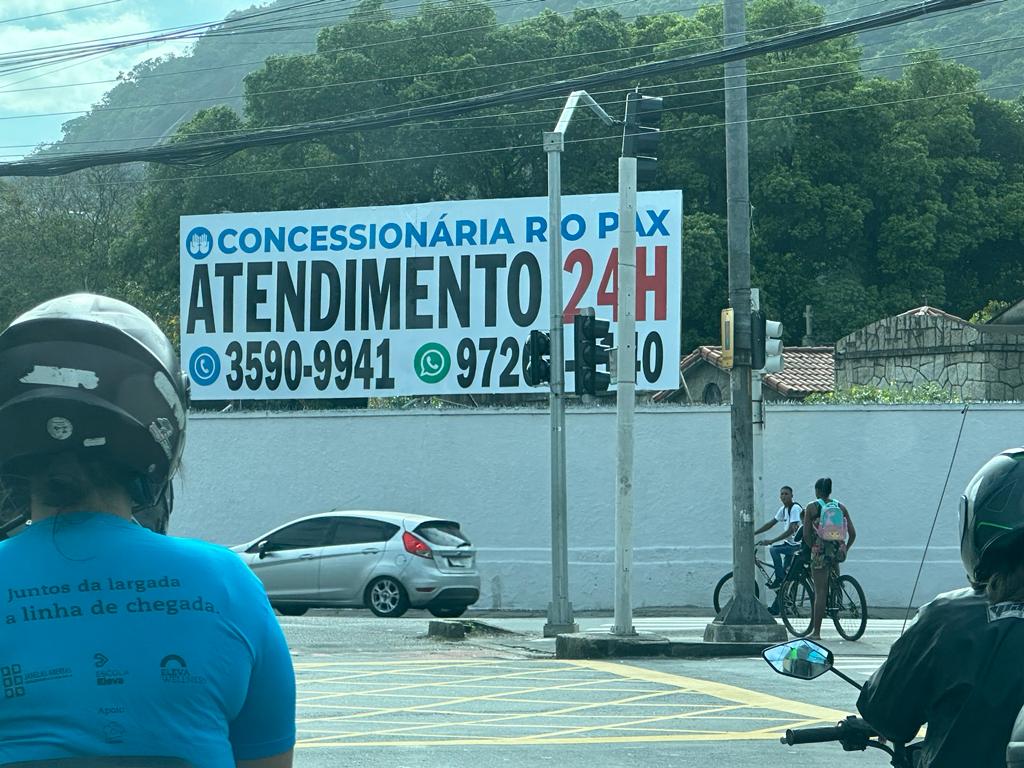 Subprefeitura notifica empresa para retirada de painel ilegal de publicidade instalado em frente ao cemitério São João Batista, em Botafogo (Foto: Divulgação)
