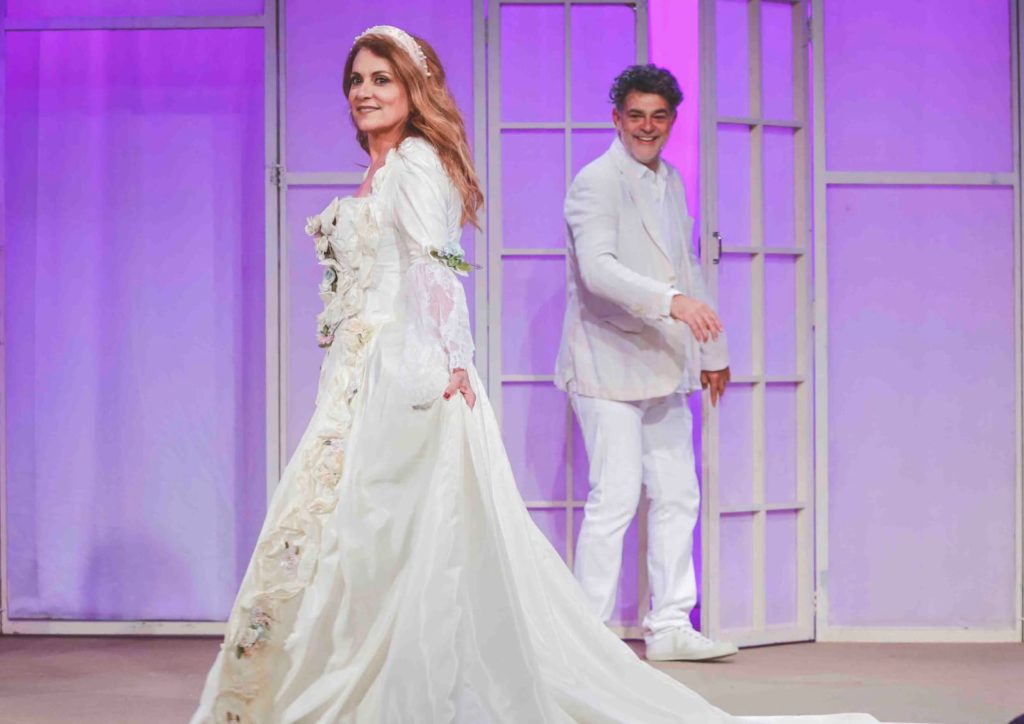 Patricya Travassos e Eduardo Moscovis reestreiam 'Duetos, A Comédia de Peter Quilter' no Teatro Miguel Falabella 