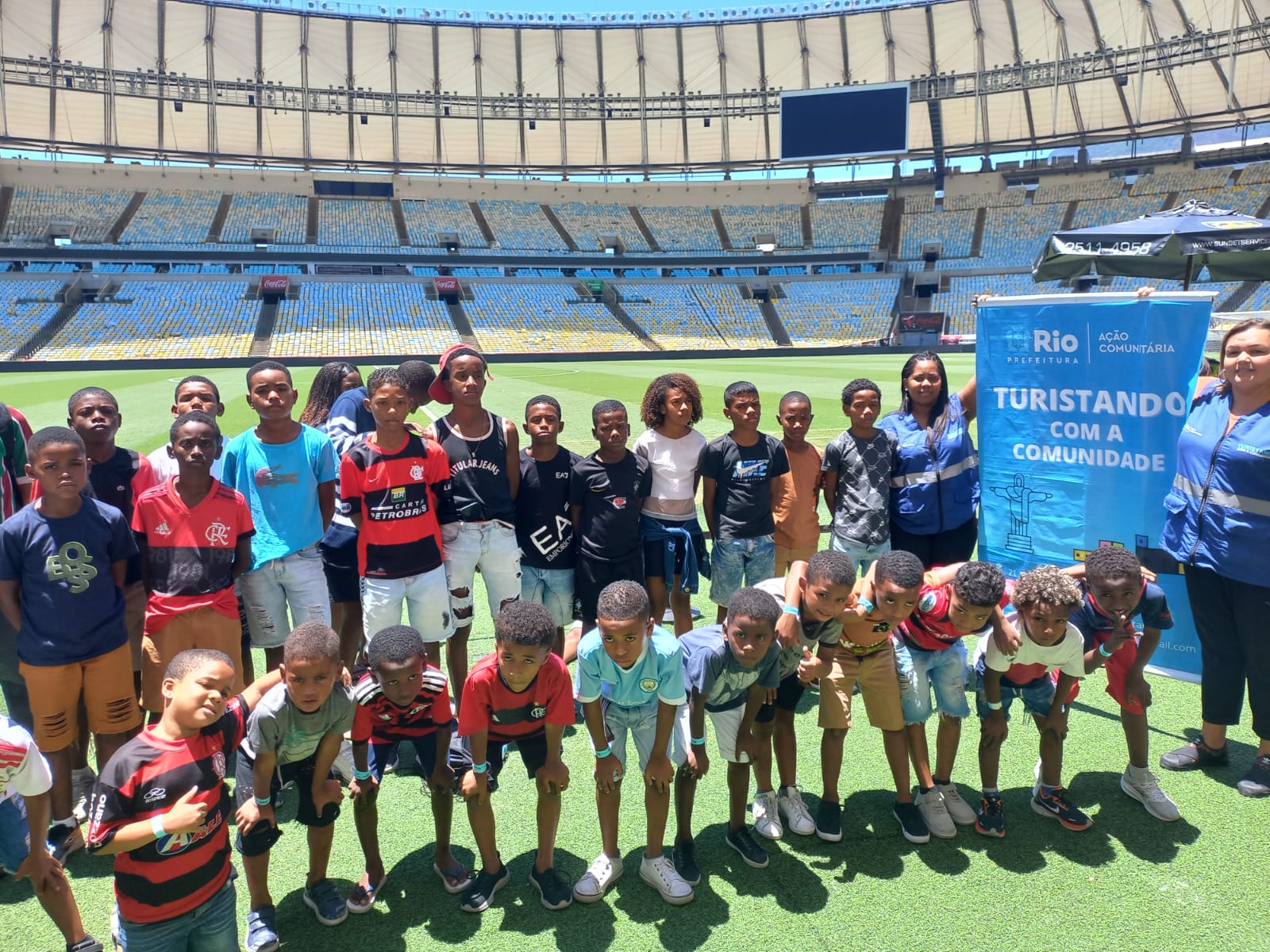 Prefeitura do Rio leva crianças e adolescentes do Morro do Amor, no Lins, para conhecer o Maracanã (Foto: Divulgação)