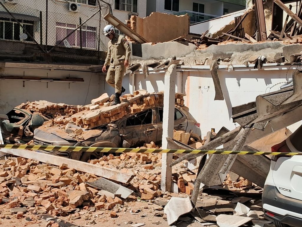 Prefeitura inicia demolição de imóvel que desabou na Tijuca