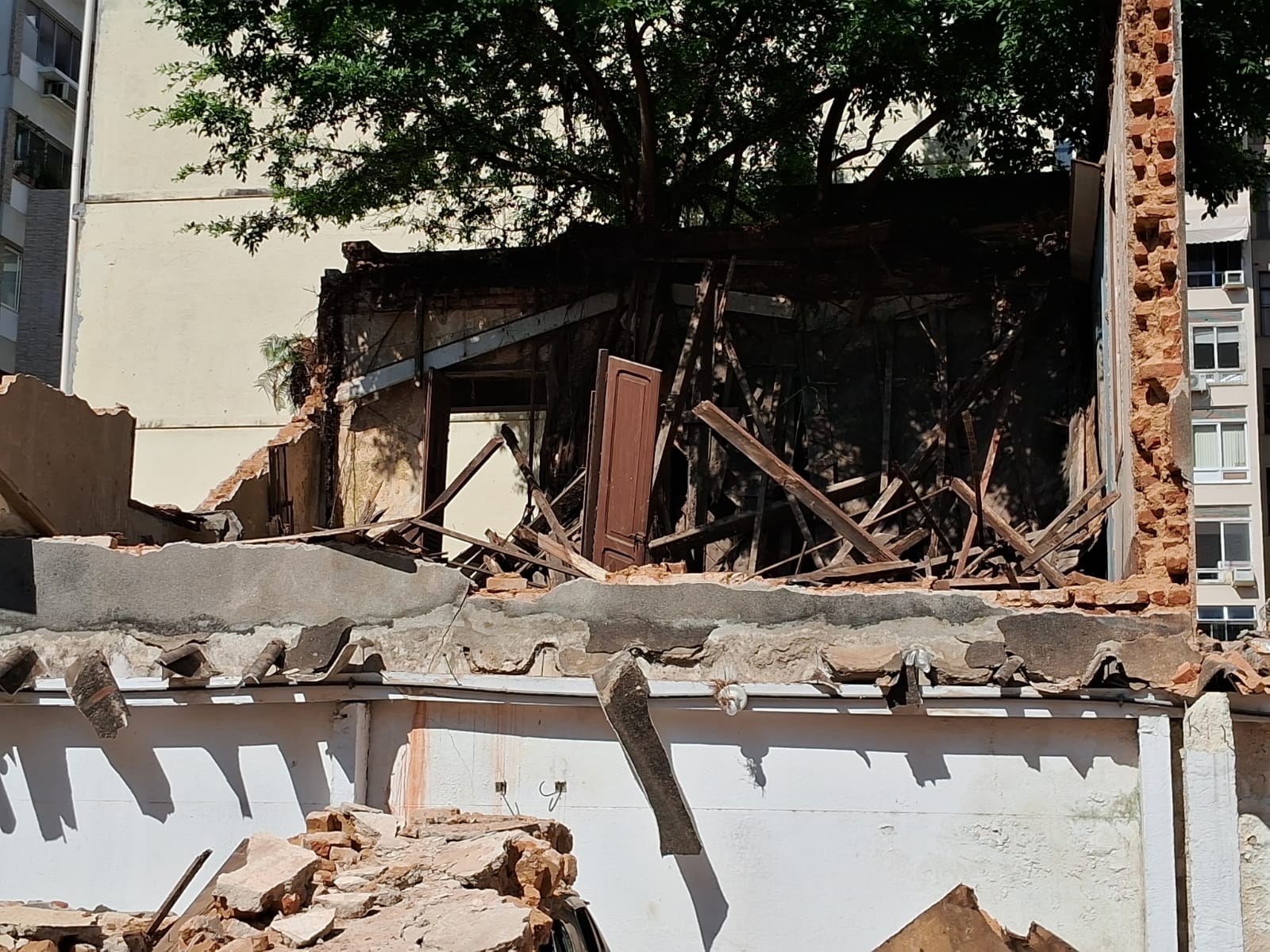 Prefeitura inicia demolição de imóvel que desabou na Tijuca