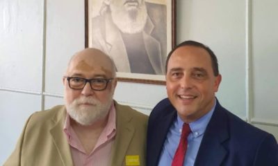 Professores Jorge Najjar, homenageado com o nome do fórum, e Waldeck Carneiro, Coordenador do NUEC/UFF (Foto: Divulgação)