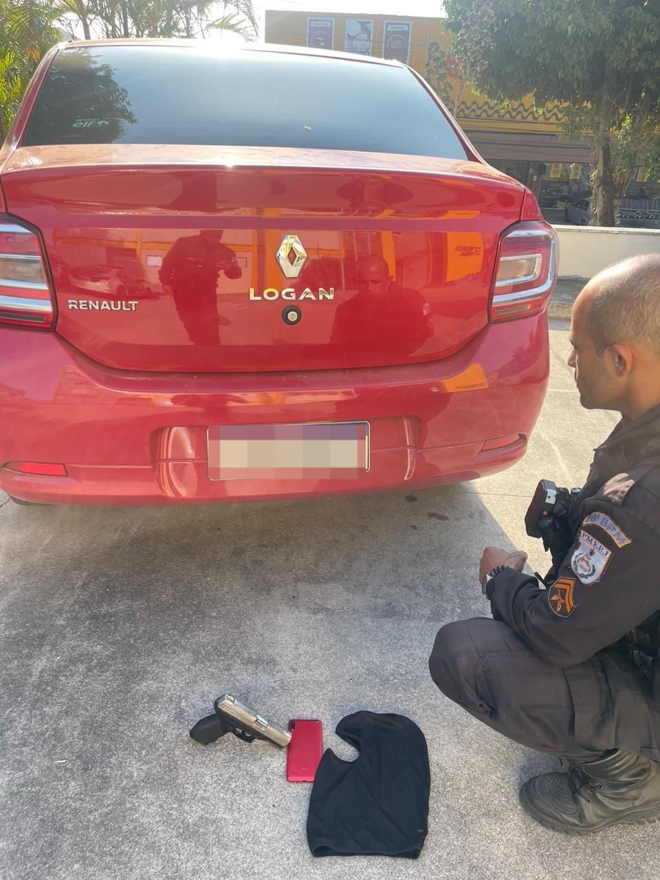 Motorista de aplicativo é resgatado do porta-malas de carro em sequestro na Baixada