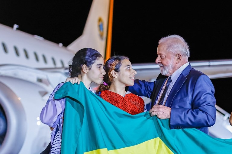 Lula recebe 32 repatriados da Gaza na chegada de Brasília: 'Coroamento de trabalho sério' (Foto: Ricardo Stuckert / PR)