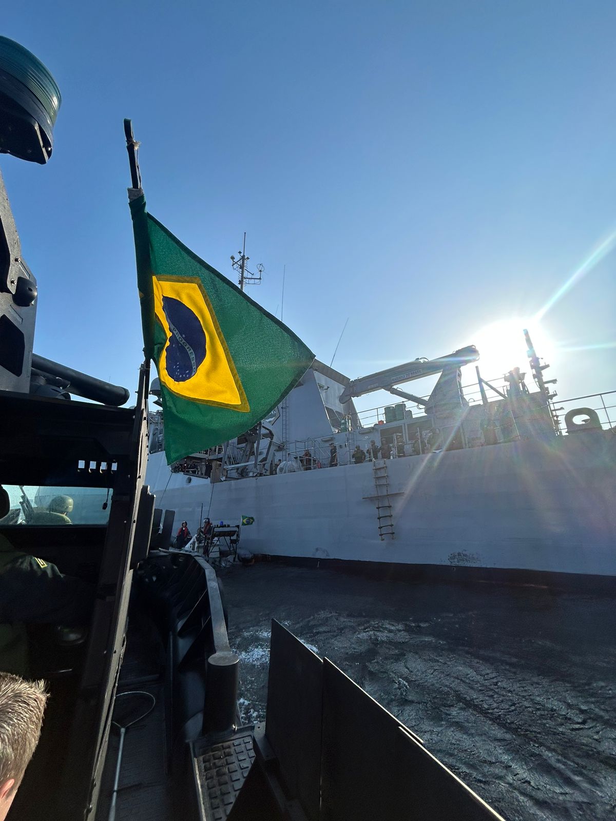 Marinha do Brasil divulga como funcionam os sistemas de visualização de navios que auxiliam durante as ações da GLO (Foto: Fábio Peixoto/ Super Rádio Tupi)