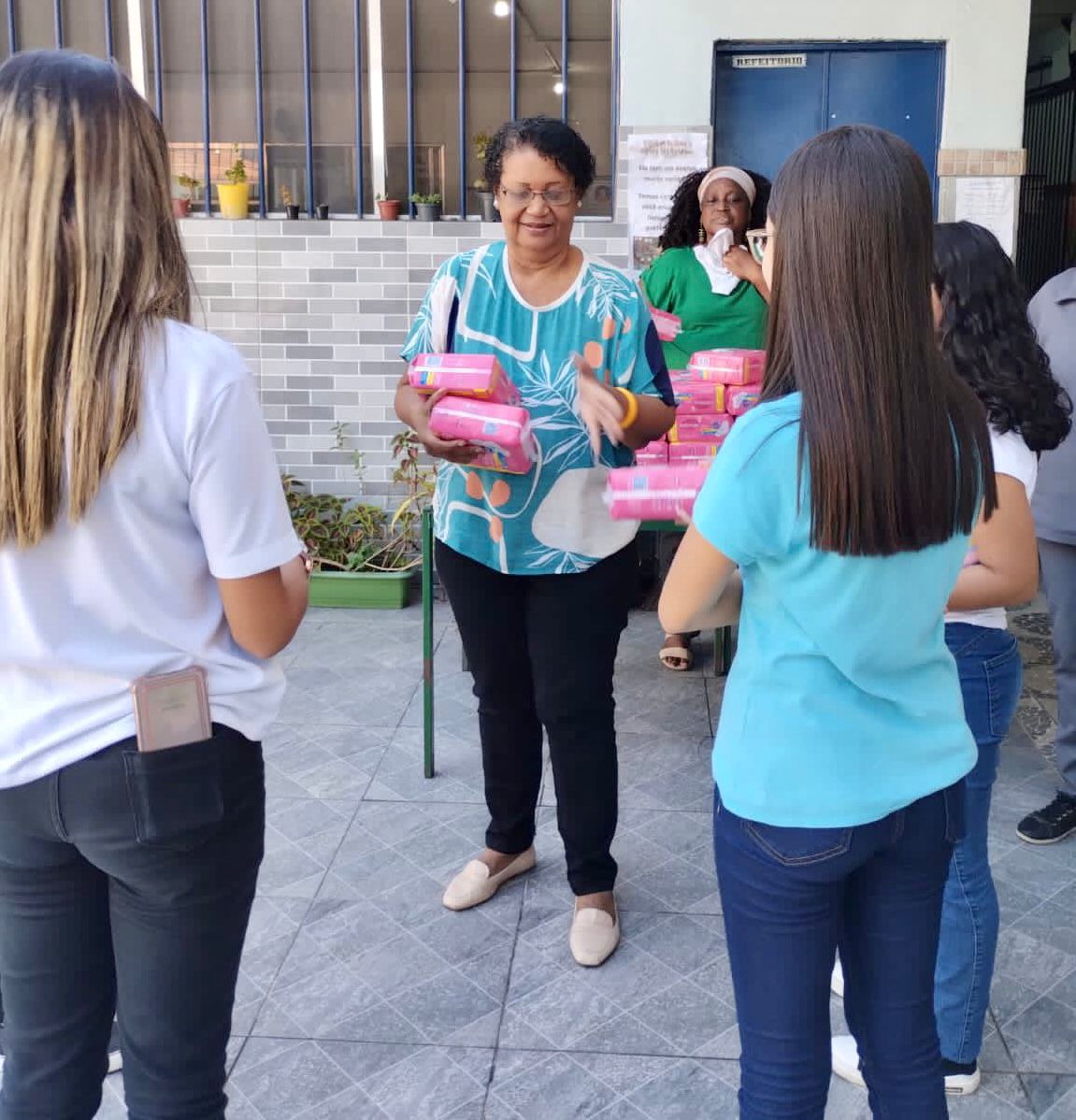 Mais de 7 milhões de absorventes são entregues para 282 mil estudantes da rede estadual de ensino do RJ