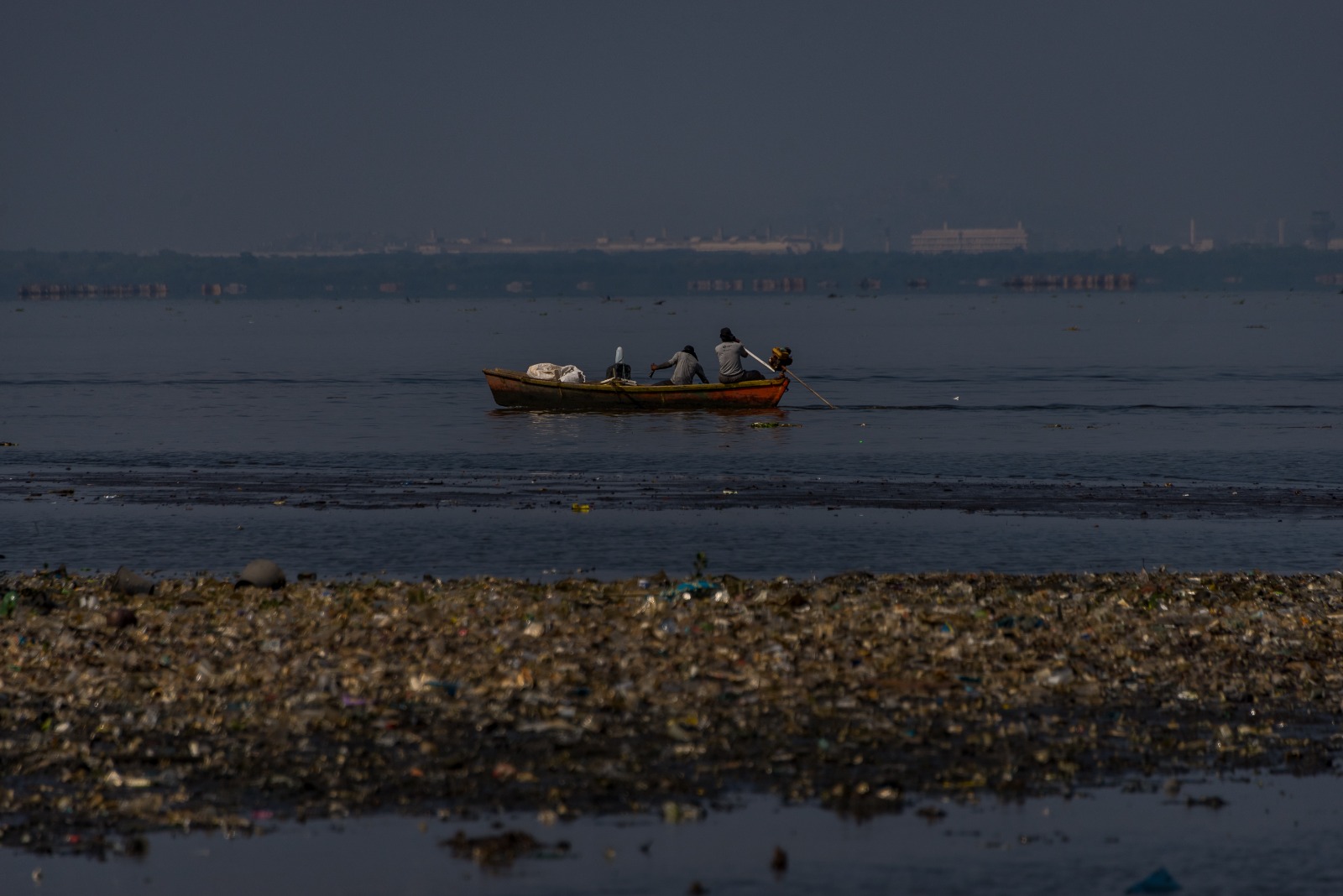 Pescadores e catadores de caranguejos retiram grande quantidade de resíduos plásticos de ‘ilha de lixo’ na Baía de Guanabara (Foto: Rodrigo Campanário/ Divulgação)