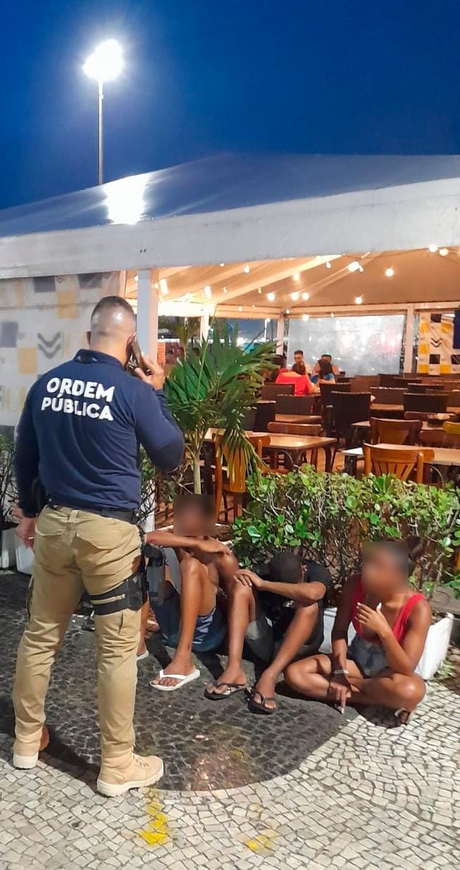 Jovens são apreendidos após furtarem celulares na Parada do Orgulho LGBTI+ RIO, em Copacabana (Foto: Divulgação)