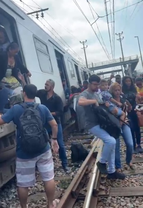 Trem descarrila em Nova Iguaçu e impacta Ramal Japeri