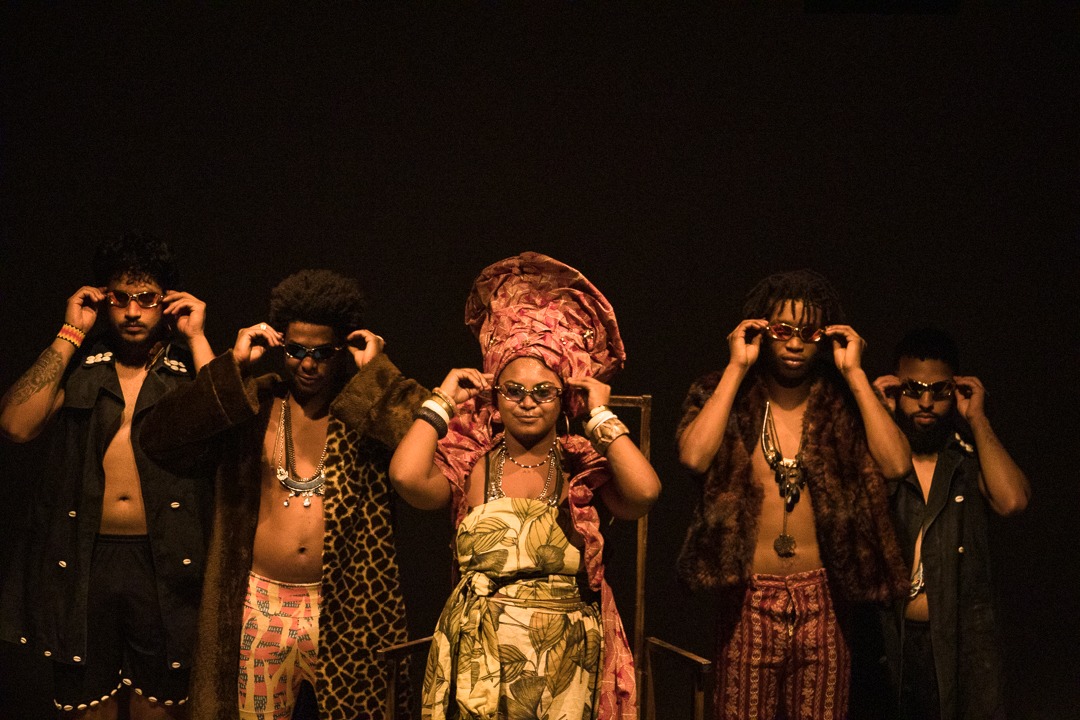 Manifesto antirracista 'Dos Nossos Para Os Nossos' em cartaz no Teatro Glauce Rocha no Centro do Rio (Foto: Divulgação)