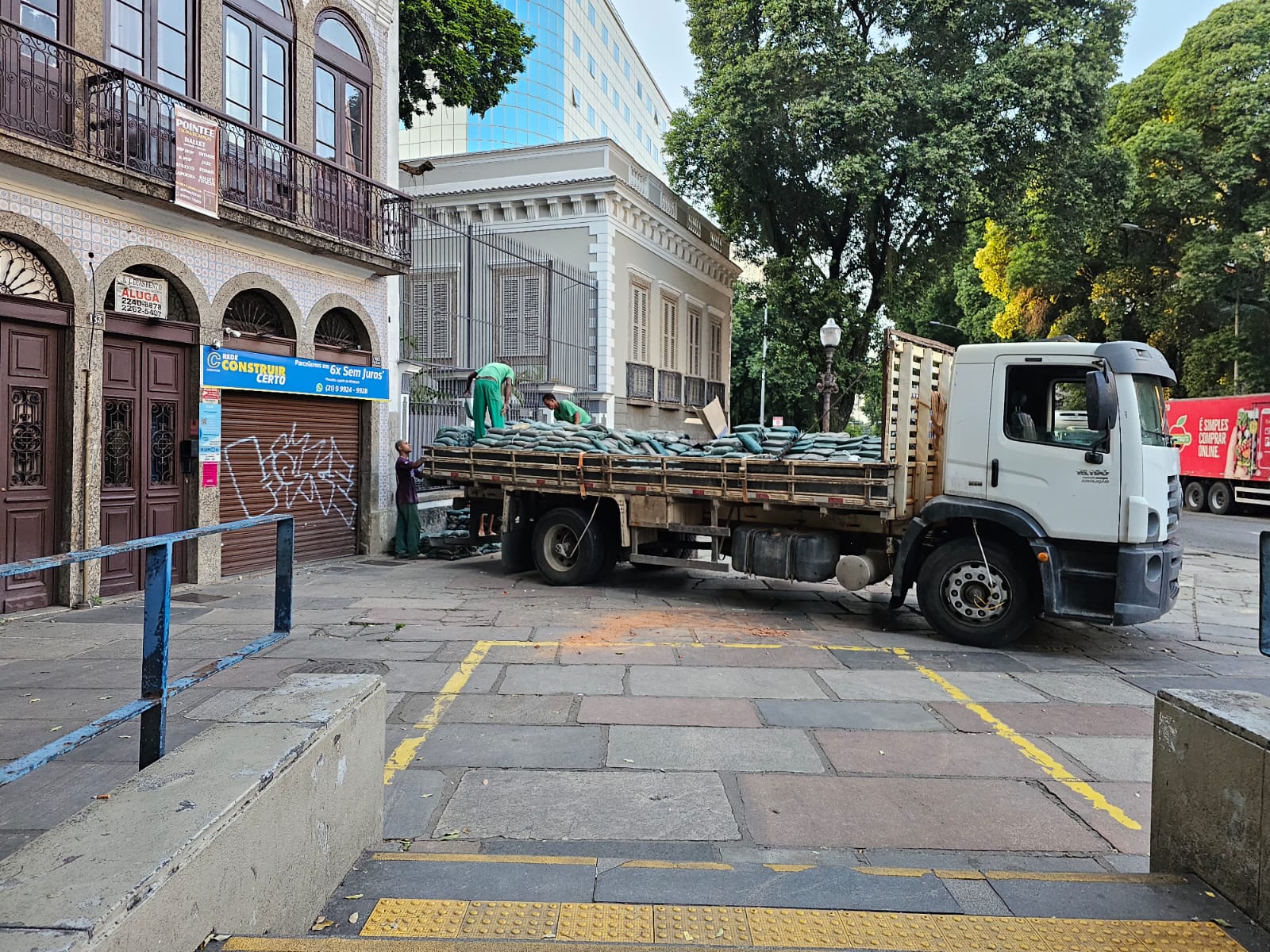 Loja de material de construção é autuada no Catete, na Zona Sul do Rio (Foto: Divulgação)