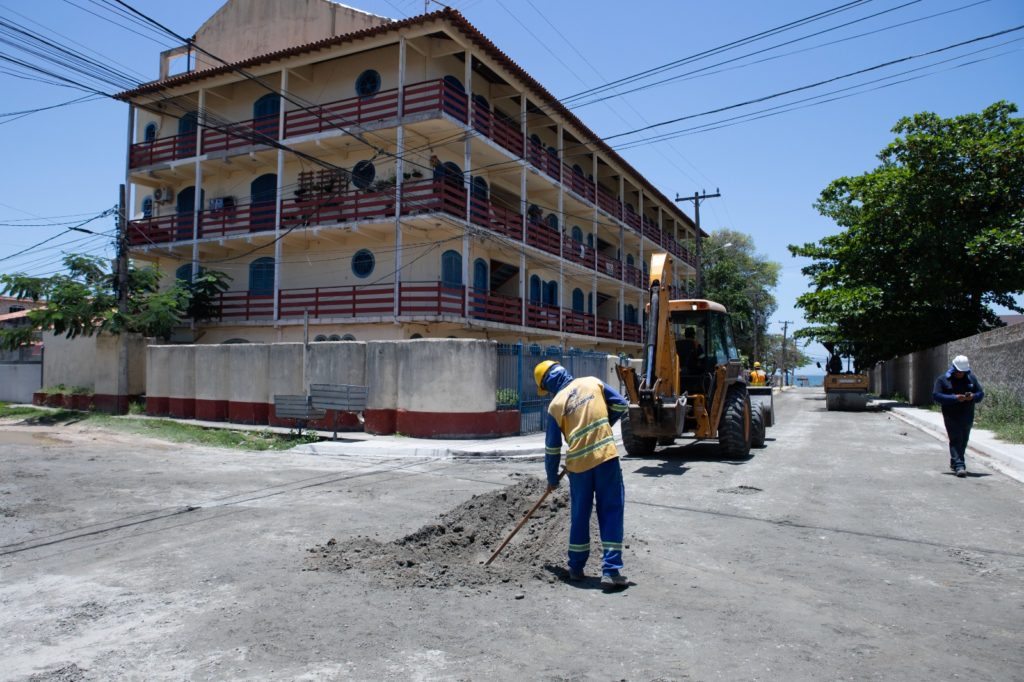 SEIOP investe em obras de drenagem e pavimentação em Iguaba Grande