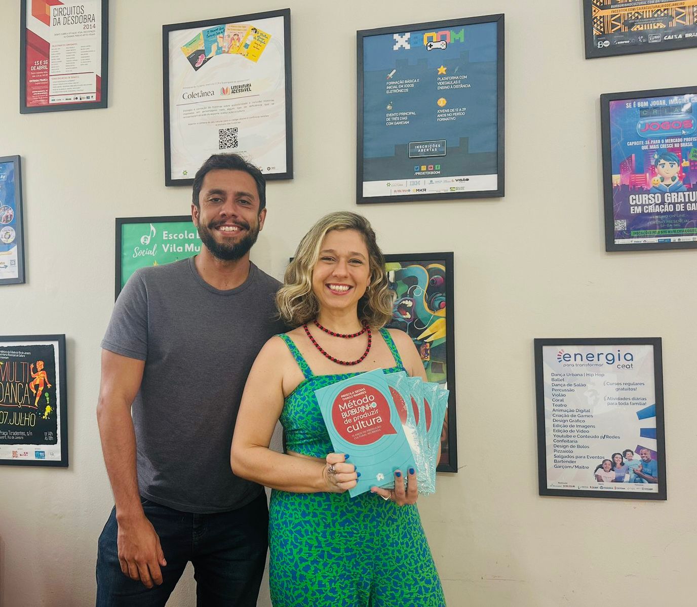 Gestores Thiago Ramires e Priscila Seixas são os autores do livro "Método Burburinho de Produzir Cultura" (Foto: Divulgação)