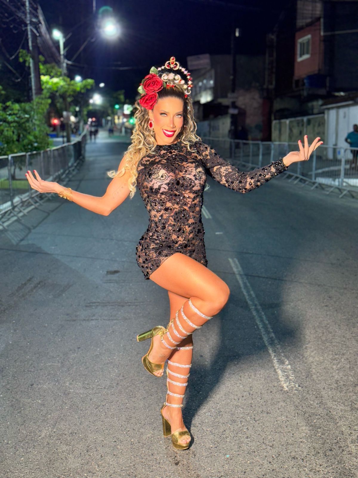 Perfeita! Tati Minerato marca presença em ensaio de rua e cinturinha de pilão impressiona (Foto: Divulgação/ Palmer Assessoria de Comunicação)