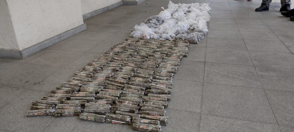 Drogas apreendida pela Polícia Militar no Jacarezinho
