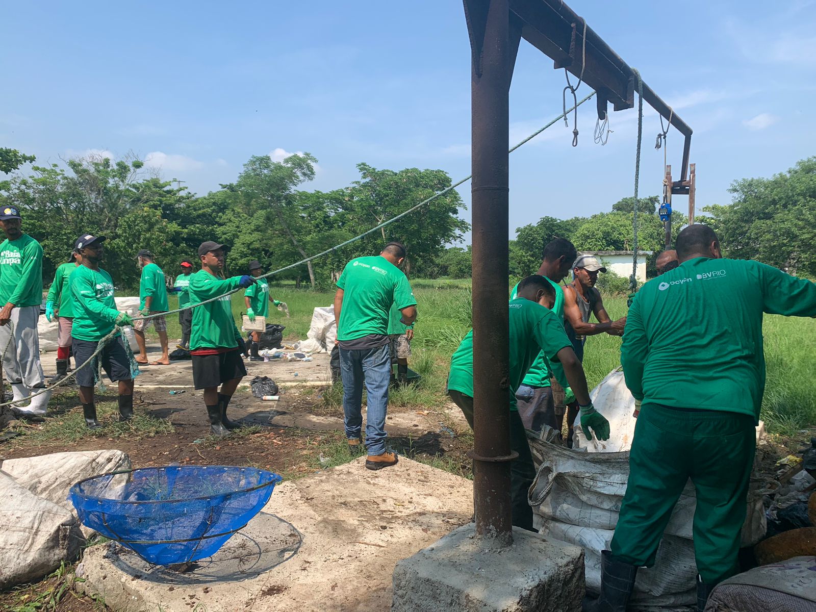 Em apenas 1 mês, pescadores removem 10 toneladas de resíduos da Baía de Guanabara com apoio da Ocyan (Foto: Divulgação)