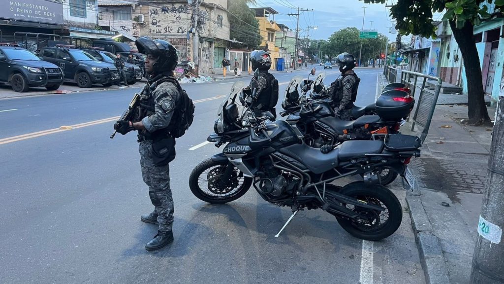 Polícia Militar posicionada no Rua Edgard Werneck, uma das principais vias de Jacarepaguá e que corta a Cidade de Deus