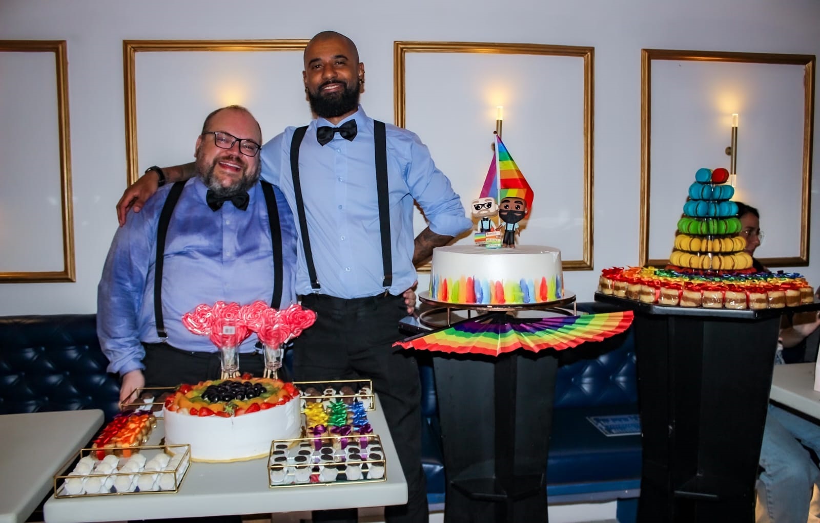 Jornalista Rodrigo Ribeiro e piercer Carlos Wagner celebram união na Barra