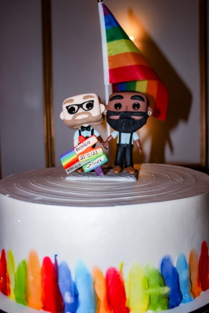 Jornalista Rodrigo Ribeiro e piercer Carlos Wagner celebram união na Barra