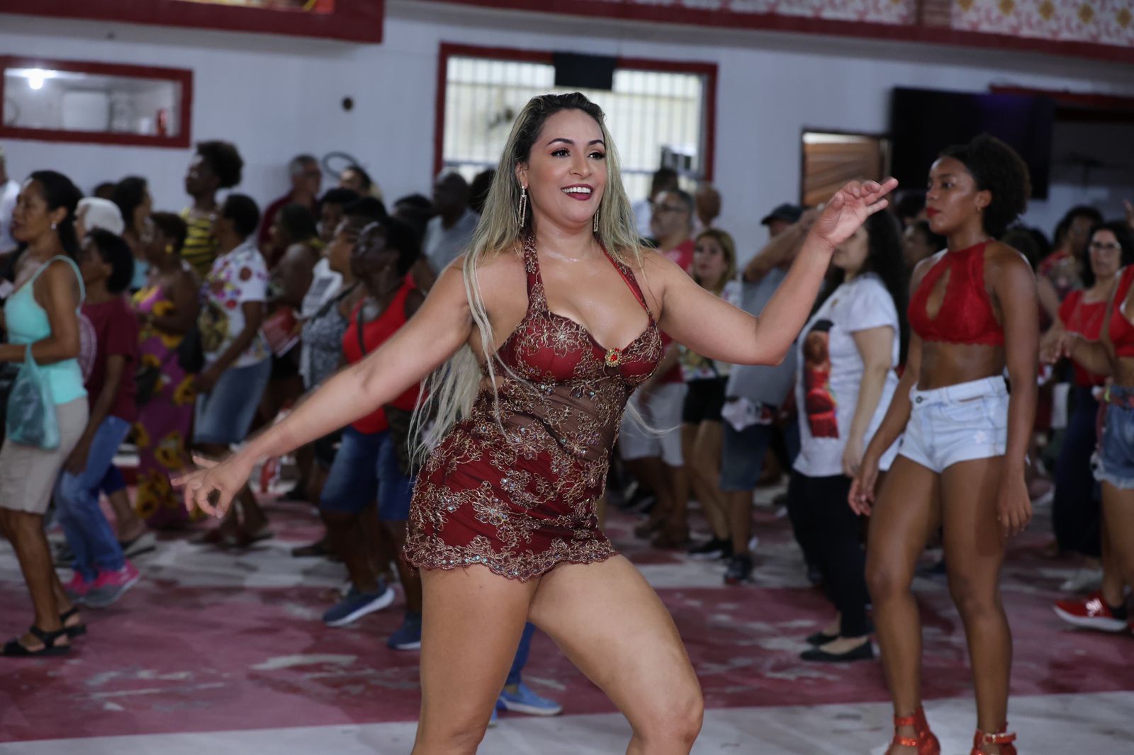 Musa da Estácio de Sá, Alessandra Mattos mostra curvas em ensaio na quadra (Foto: Daniel Pinheiro/ Divulgação)