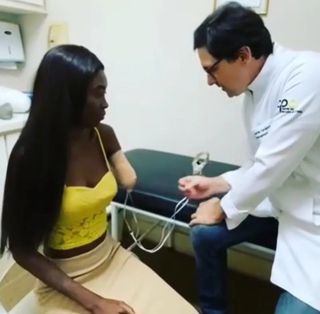 Passista da Grande Rio que teve o braço amputado após em cirurgia para retirar mioma recebe prótese: 'Fiquei emocionada' (Foto: Divulgação)