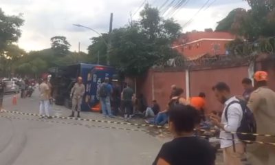 Ônibus lotado tomba em São Cristóvão e causa caos no trânsito da Zona Norte do Rio (Foto: Divulgação)