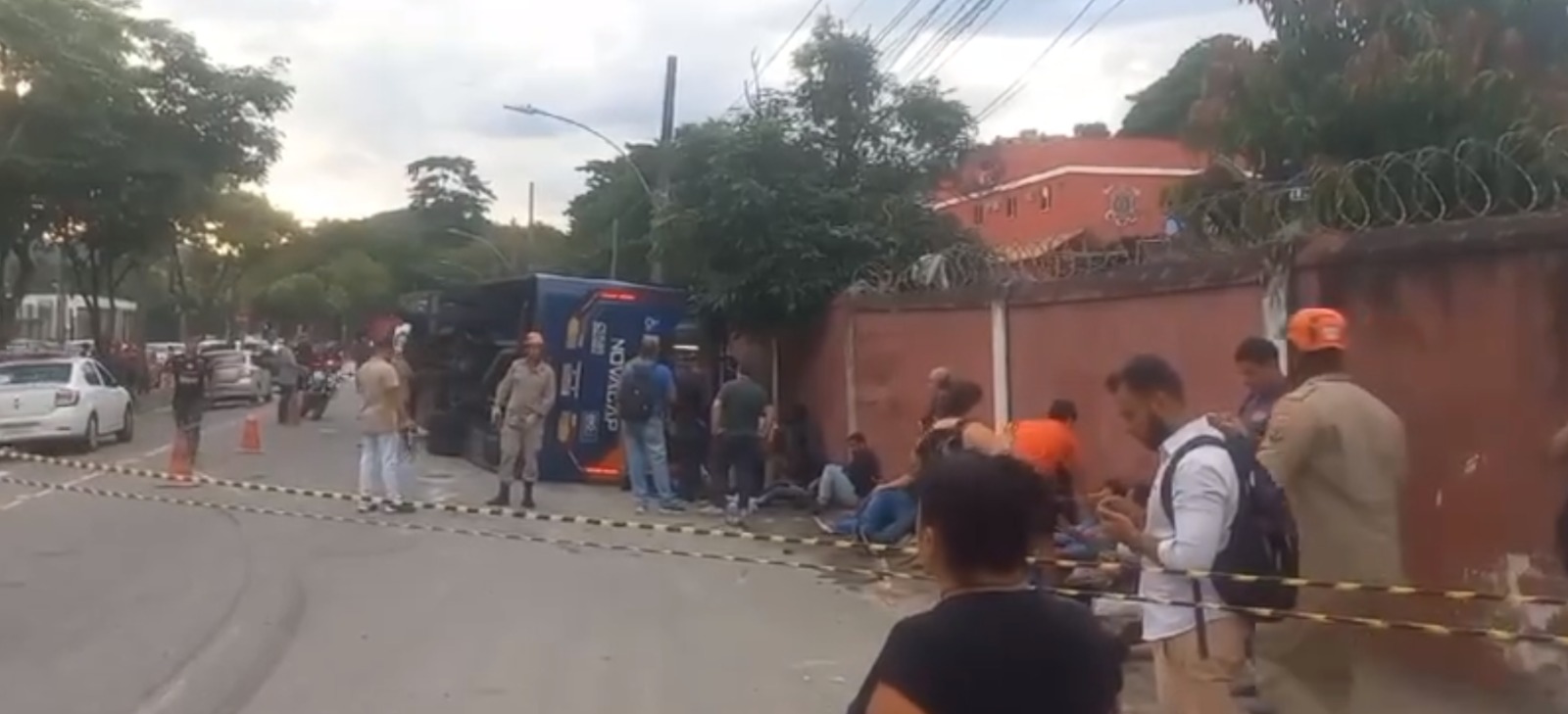 Ônibus lotado tomba em São Cristóvão e causa caos no trânsito da Zona Norte do Rio (Foto: Divulgação)