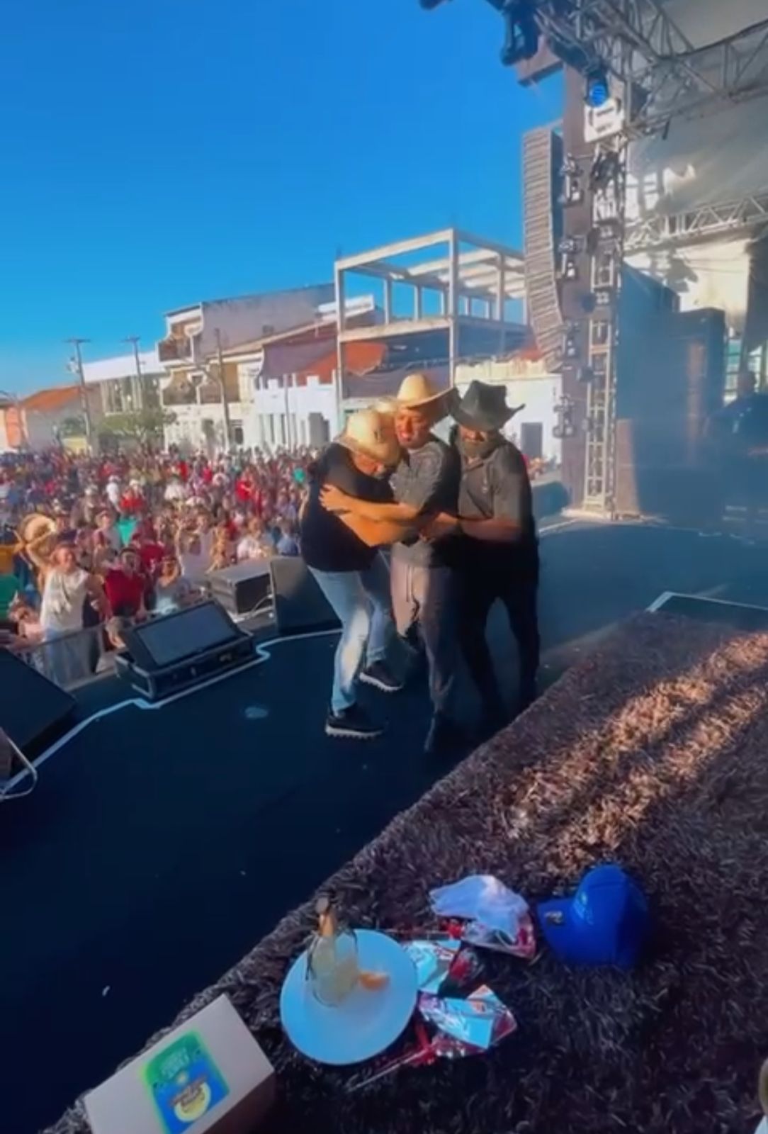 À Vontade: Luan Estilizado finaliza show sequestrado por Raí Saia Rodada e Zezo em brincadeira no palco (Foto: Divulgação)