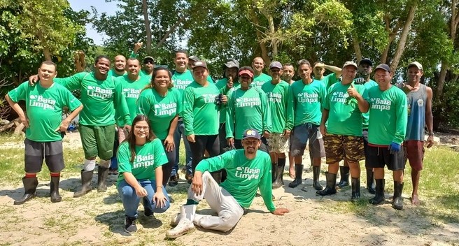 Membros do projeto "Baía Limpa"