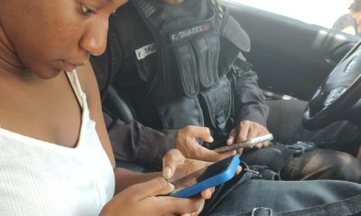 Maria Vitória sendo ajudada pelo 3º Sargento Tavares a registrar a ocorrência online pela perda do documento de identificação (Foto: Divulgação)