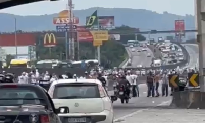 Briga entre torcedores do Botafogo e Santos interdita rodovia presidente Dutra, em Belford Roxo