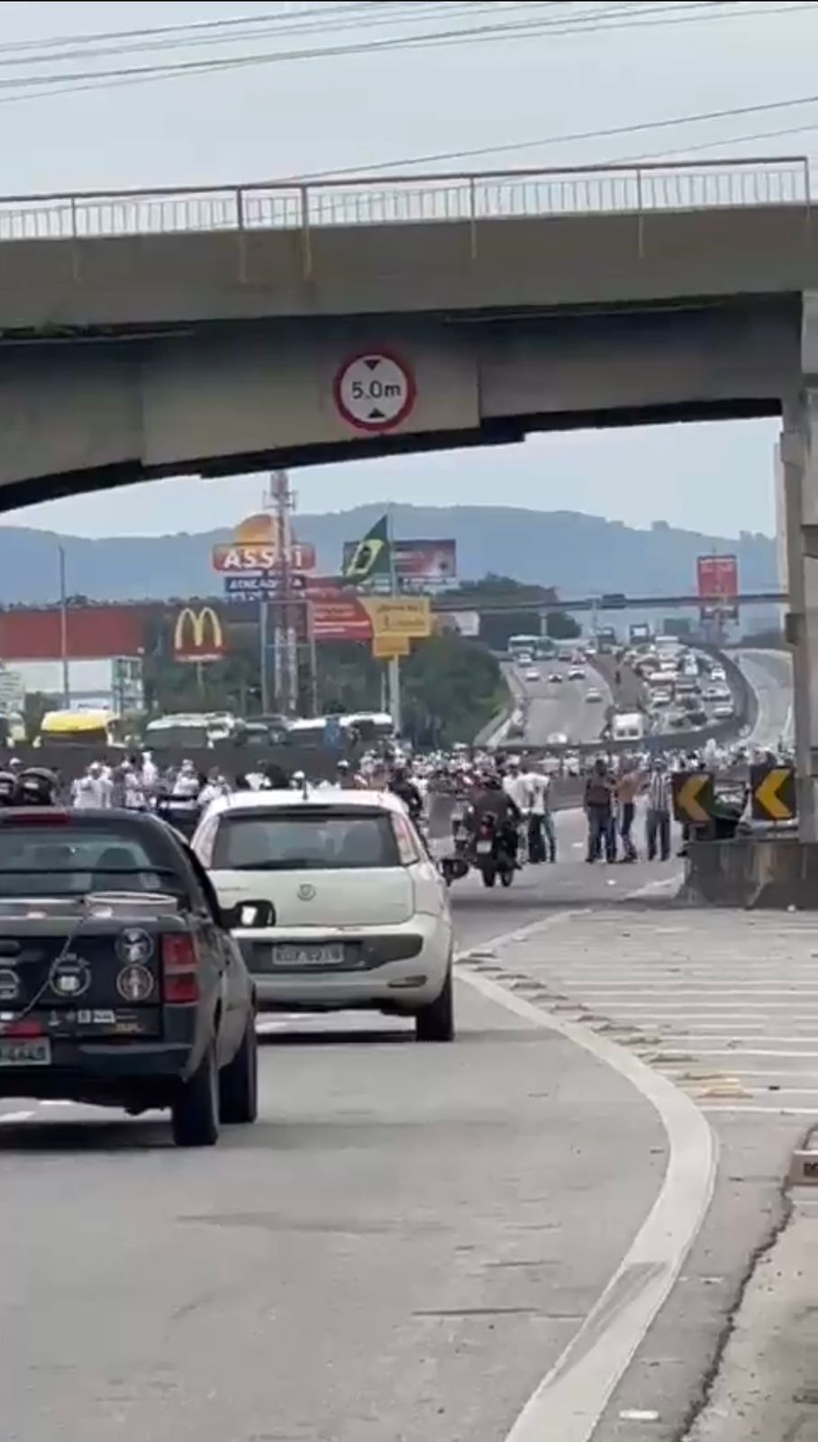 Briga entre torcedores do Botafogo e Santos interdita rodovia presidente Dutra, em Belford Roxo