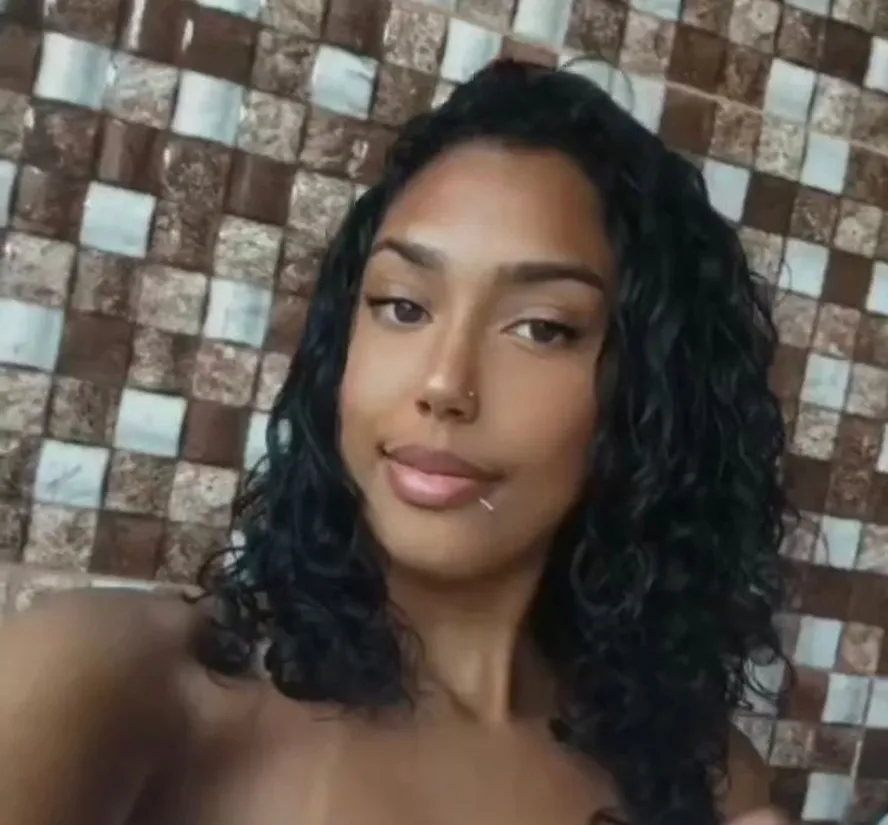 Maria Eduarda dos Santos, de 17 anos, está internada em estado estável