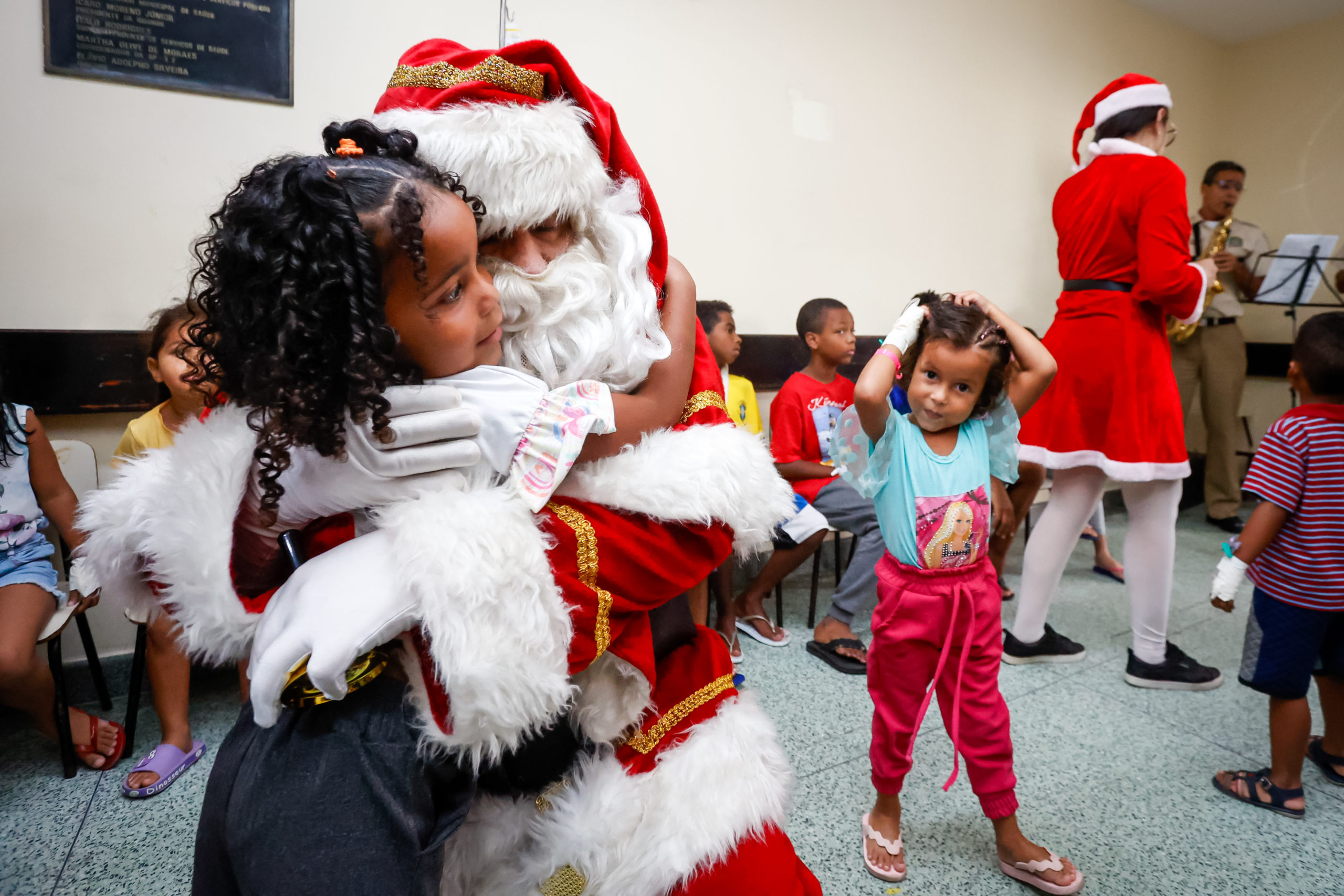 Papai Noel entrega presentes para pequenos pacientes do Hospital Municipal Salgado Filho