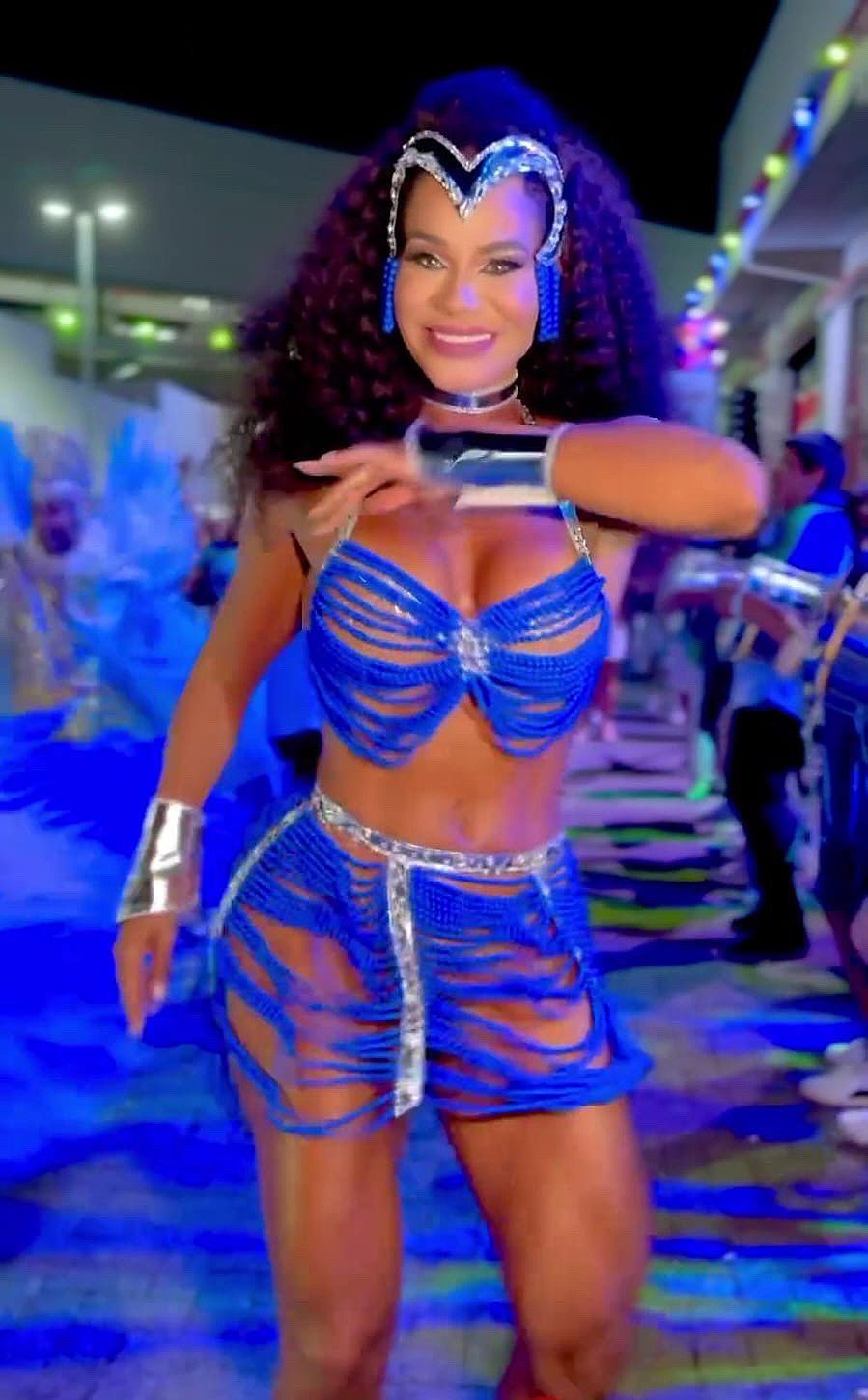 Rainha de Bateria da Unidos de Vila Maria, Savia David rouba a cena com look para mini desfiles das escolas de samba de São Paulo