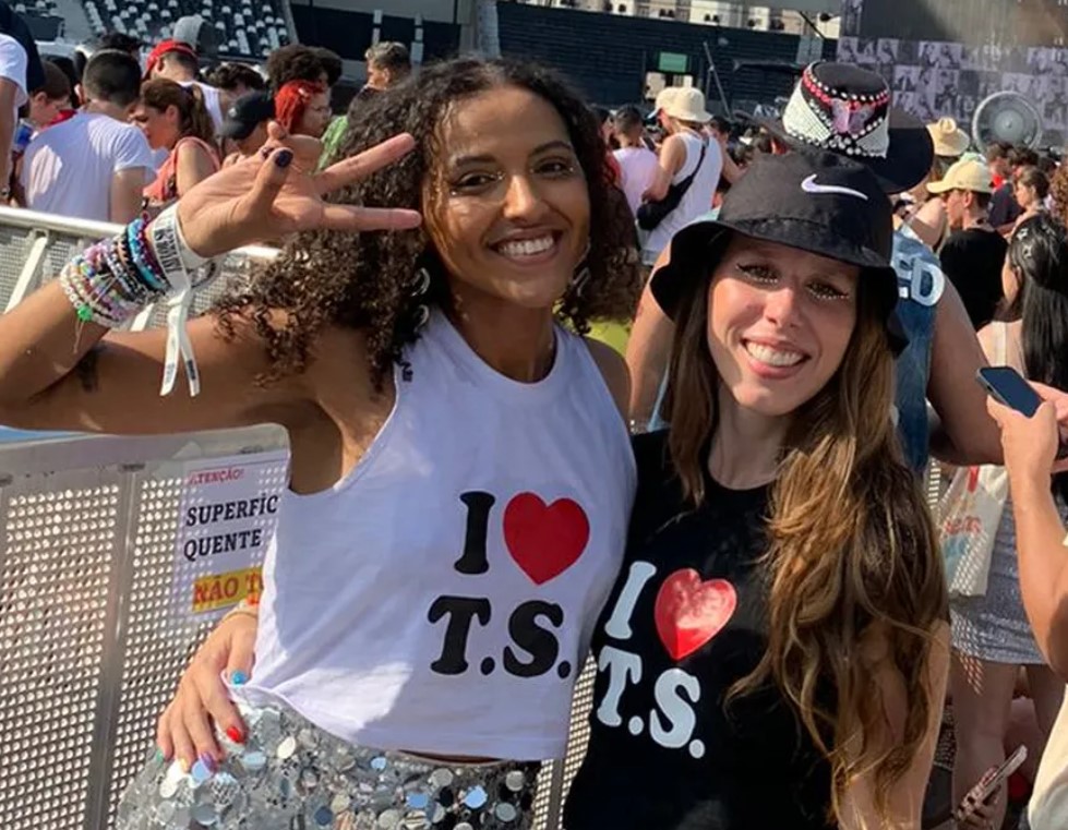 Ana Clara e a amiga DAniele no show da Taylor Swift