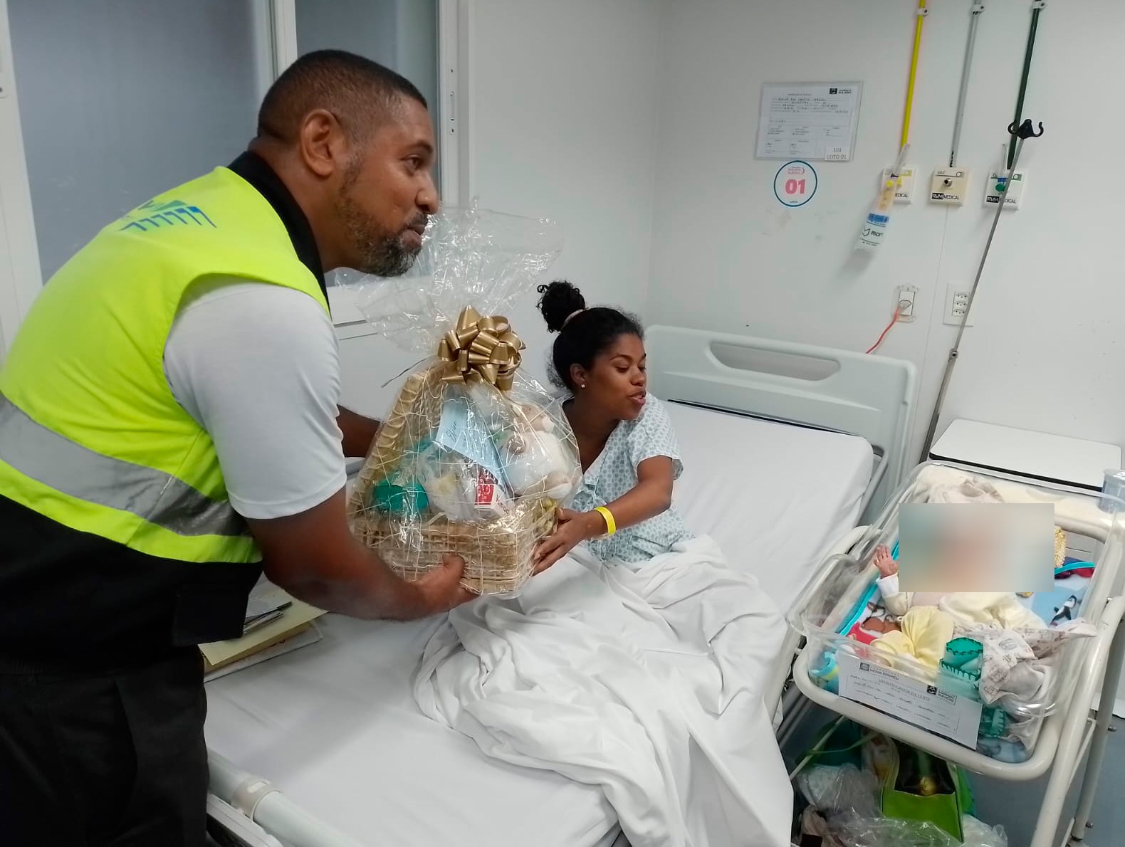 Bebê que nasceu em trem recebe presente da SuperVia (Foto: Divulgação)