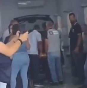Mulher invade hospital em Resende com o carro