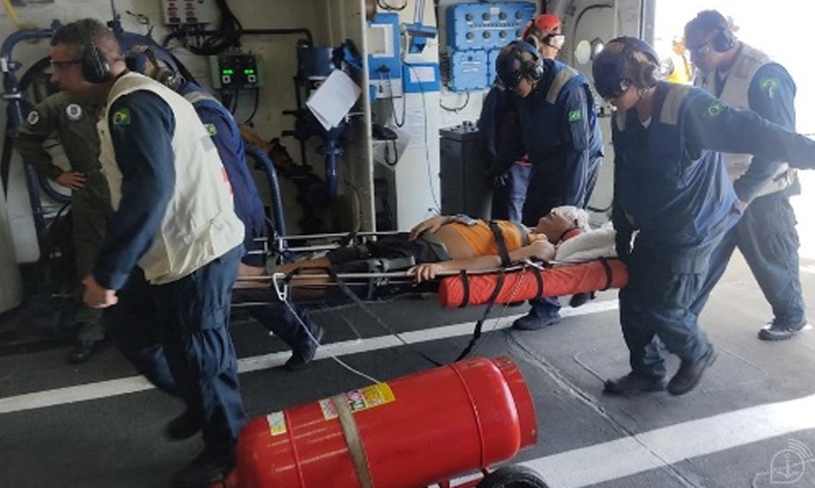 Marinha socorre tripulante rio