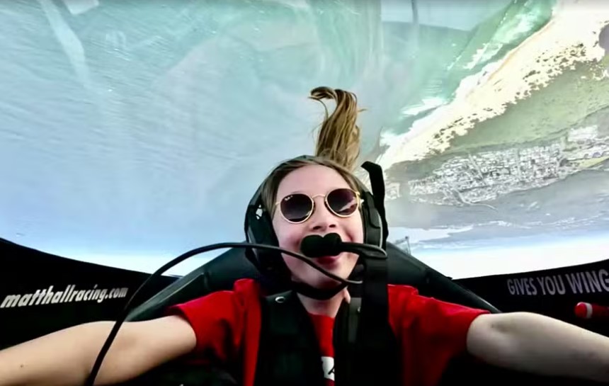 Menina de 10 anos pilota avião na Austrália