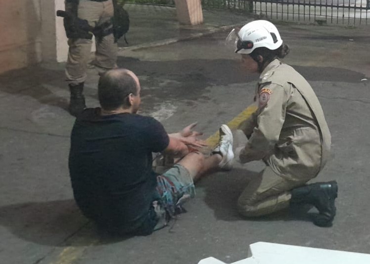 Homem cai no telhado da antiga sede da Guarda Municipal, em Botafogo