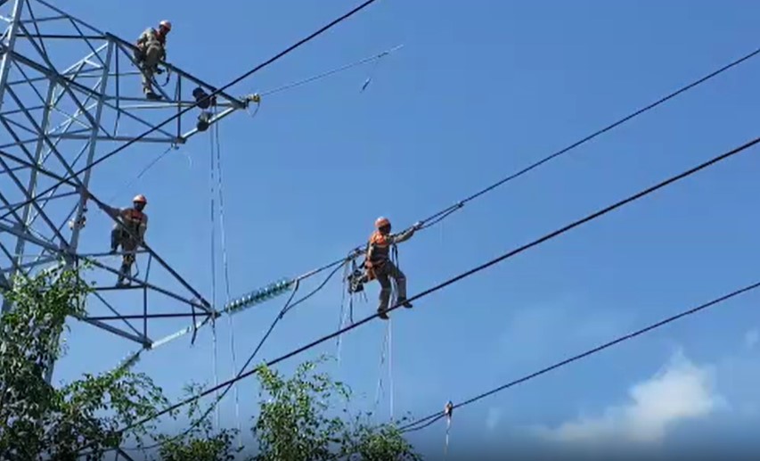 Técnicos da light tiram pipas de rele elétrica