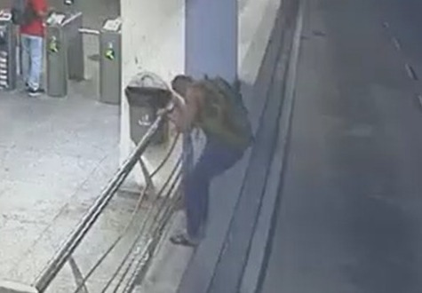 Homem é preso após tentar dar 'calote' e arrancar barra de ferro de estação do BRT na Zona Oeste