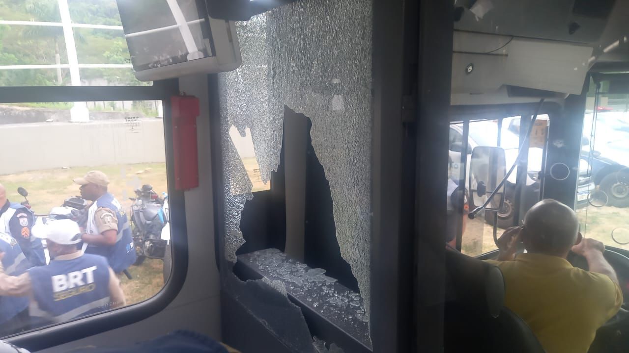Passageiro é preso após quebrar vidro de BRT a socos