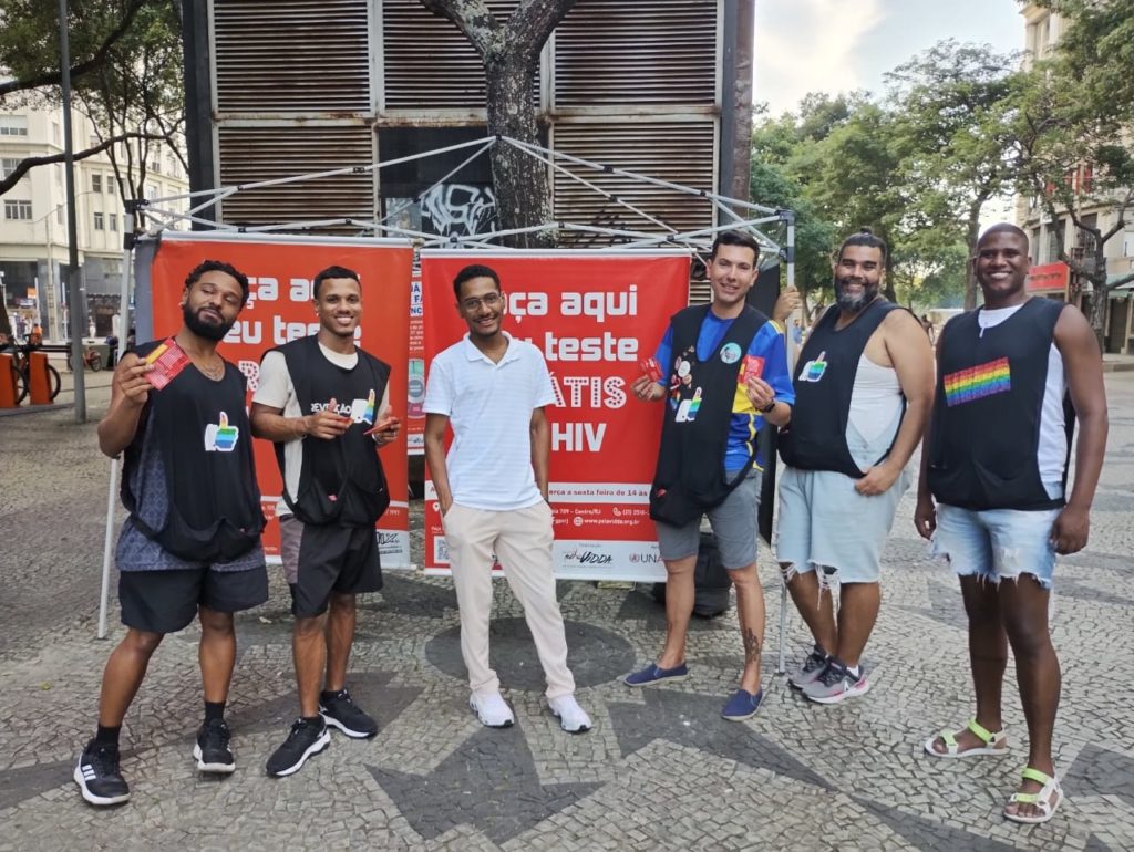Grupo Pela Vidda promove ação de combate ao HIV/AIDS na Cinelândia