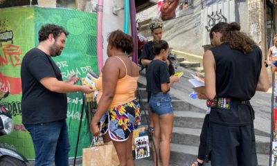Ocupação literária: Projeto 'Livro de Rua' distribuiu exemplares gratuitos na Rocinha nesta sexta (Foto: Divulgação)